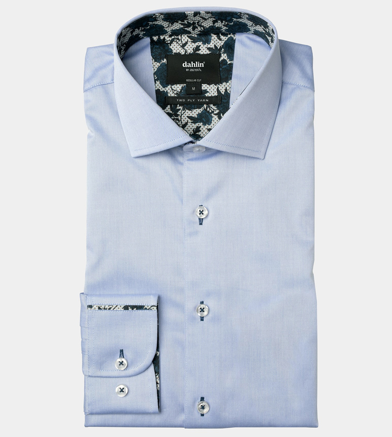 blå skjorta med kontrasttyg i kragen blå skjorta med kontrasttyg i kragen