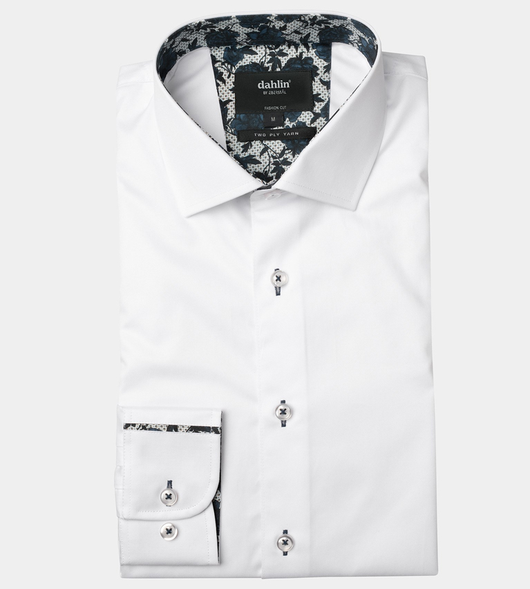 vit skjorta med kontrasttyg i kragen vit skjorta med kontrasttyg i kragen