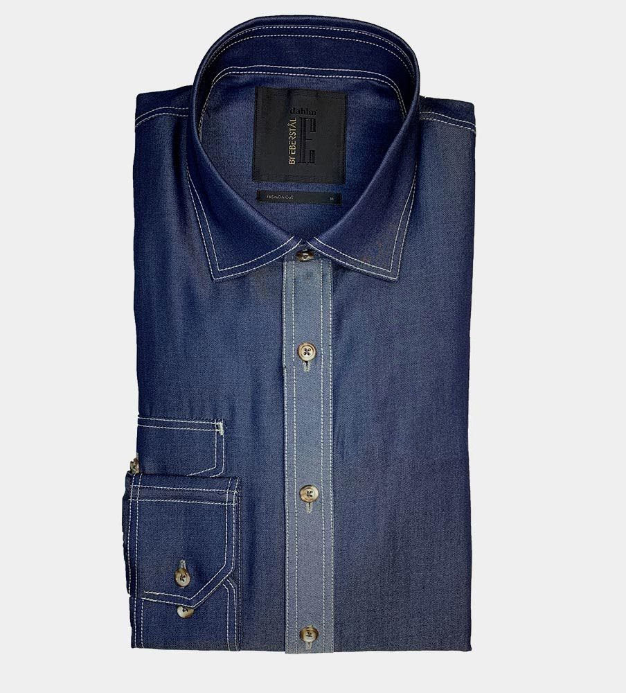 En blå denimskjorta herr